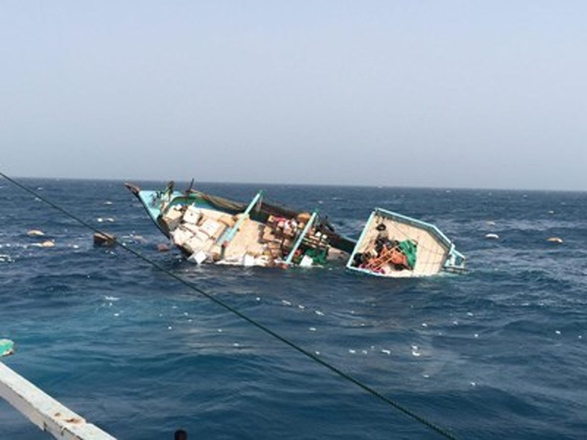 غرق شدن یک لنج صیادی در بندر انزلی