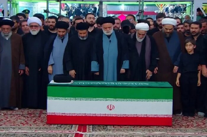 اقامه نماز بر پیکر مطهر رهبر شهید انقلاب به امامت فرزند ارشد ایشان