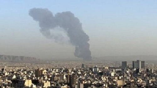 علت دود غلیظ در شرق تهران چه بود؟ آتش‌سوزی گاراژ ضایعات خودرو در بزرگراه امام رضا(ع)