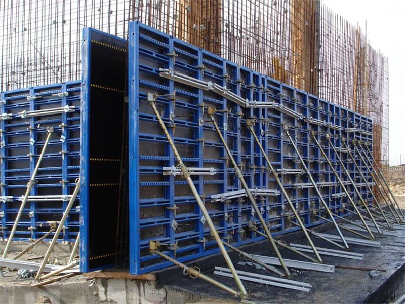 مدیریت ریسک در پروژه‌های عمرانی؛ راهنمای تخصصی انتخاب تجهیزات قالب‌بندی و داربست